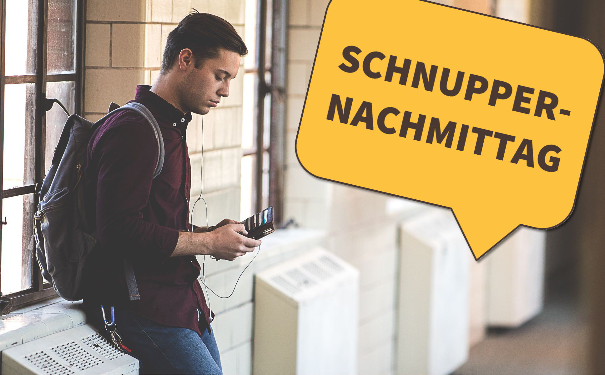 Junger Mann mit Rucksack und Kopfhörern schaut aufs Handy; gelbe Sprechblase mit Text Schnupper‑Nachmittag.