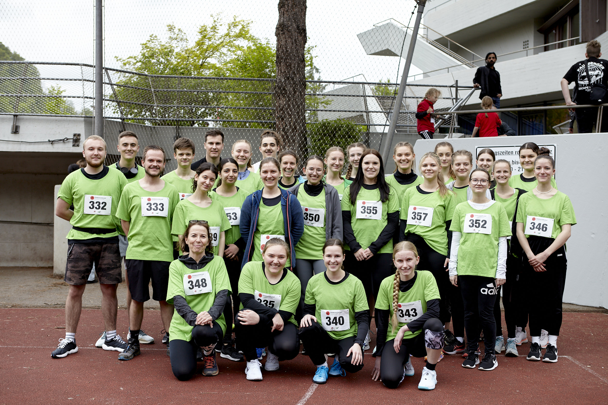 Gemeinsam als Team über die Ziellinie  – Sportliche Schüler*innen und Lehrkräfte der EvBS nehmen am Geislinger Citylauf teil